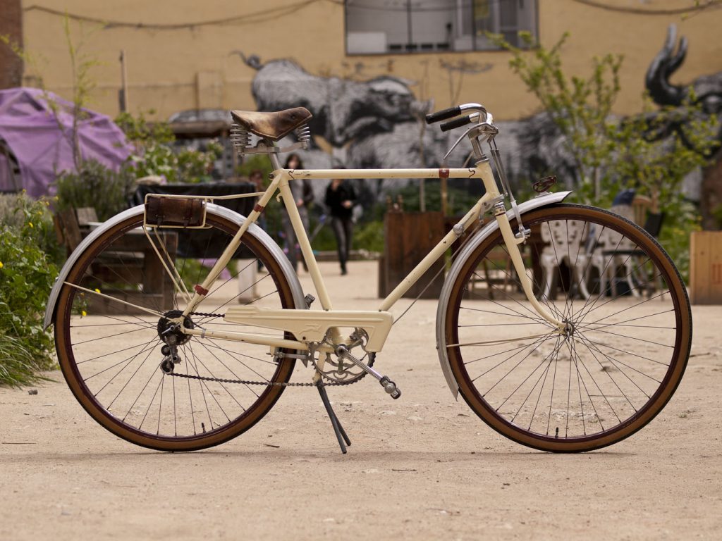 BH años 50 beige Los Martinez Banco de bicis Alquiler y venta de bicicletas especiales para ocasiones especiales