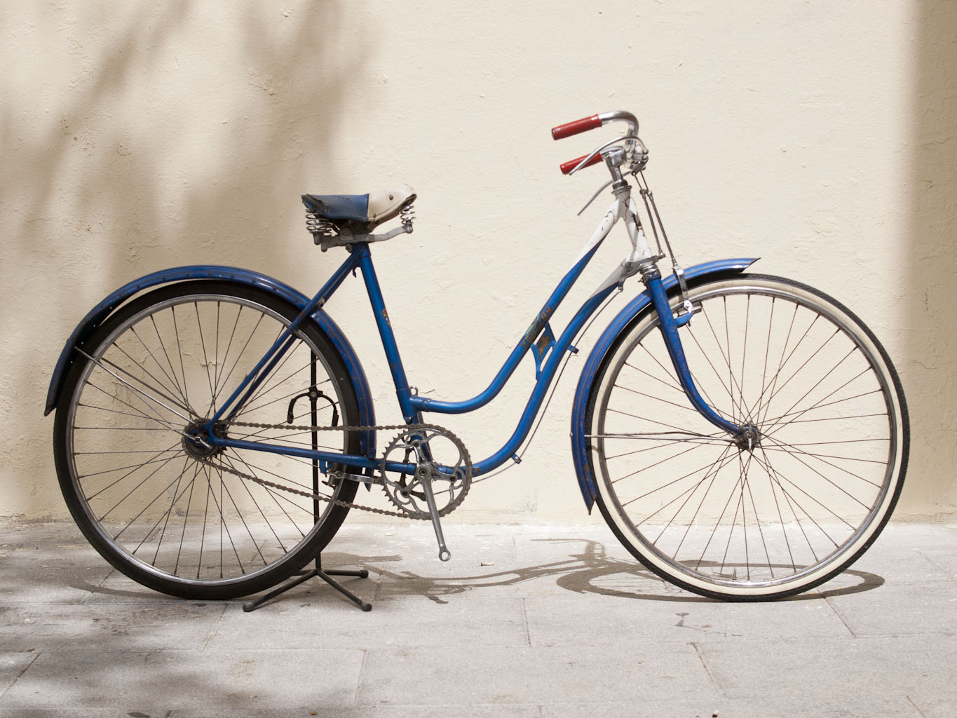 Los Martínez Banco de bicis Alquiler bicicletas BH 60 azul angel fixi