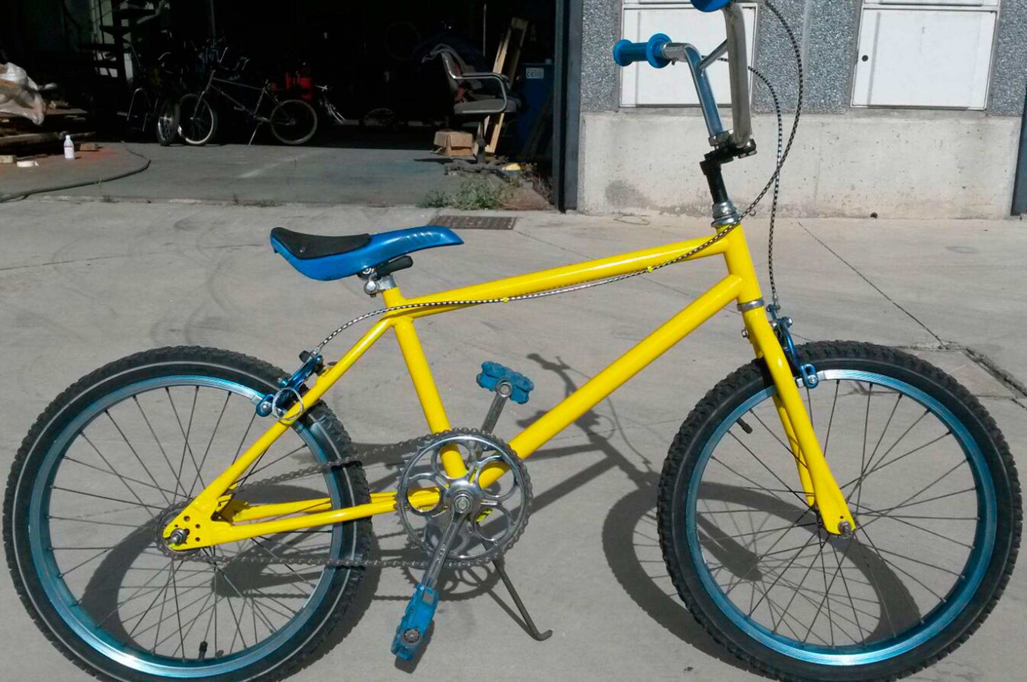 BMX amarillo iazul Los Martinez Banco de bicis