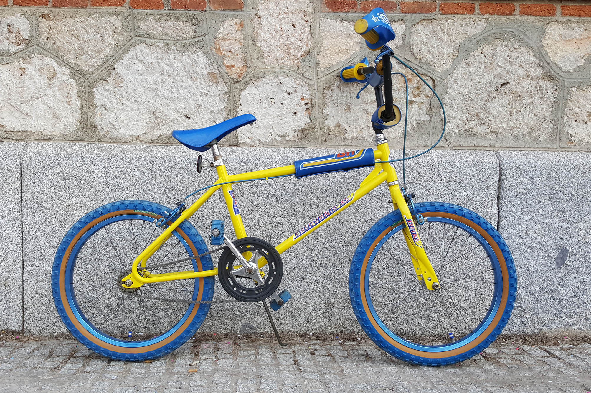 BMX amarilla azul Los Martinez Banco de bicis