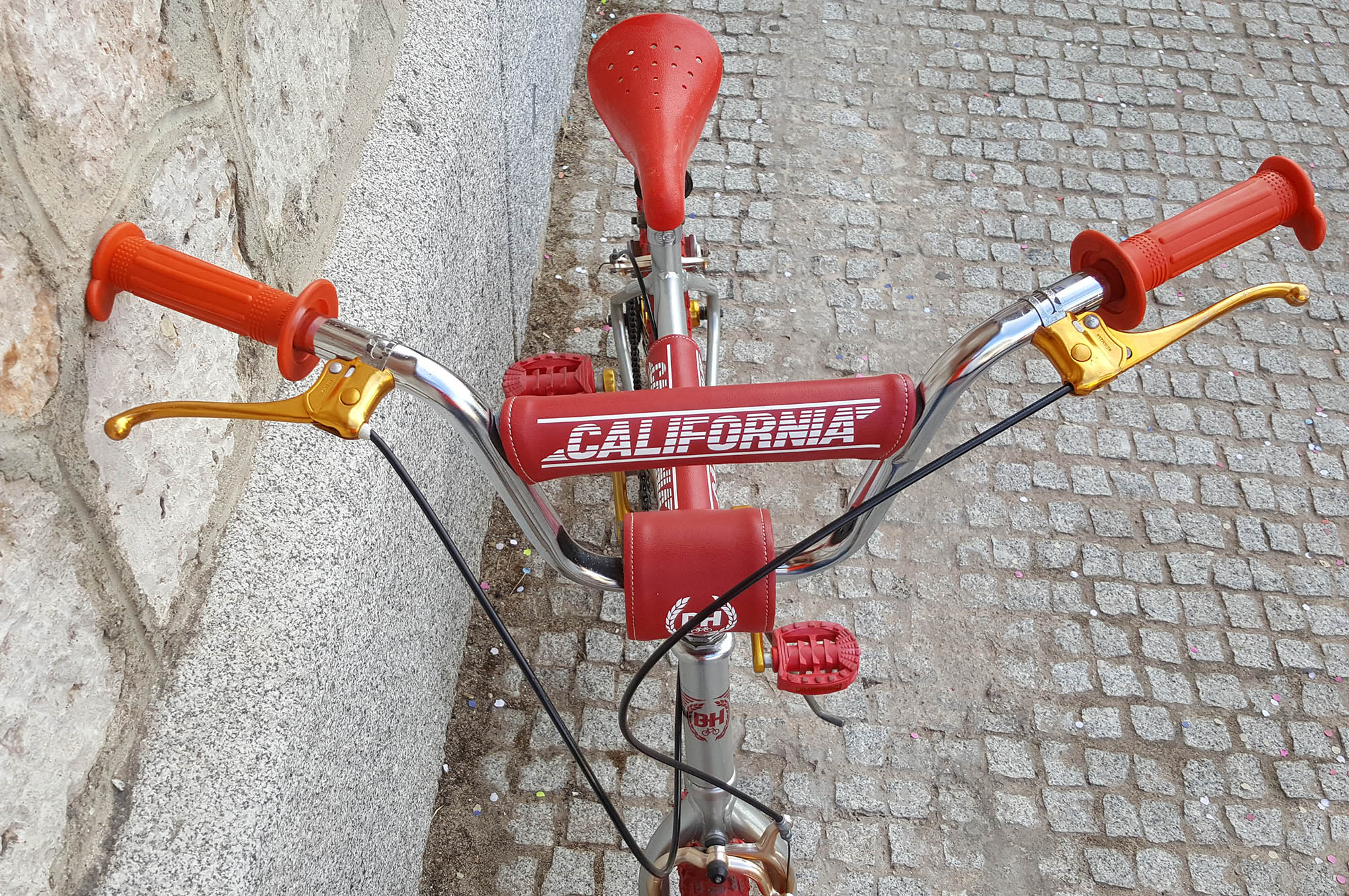 BMX custom plata roja dorada Los Martinez Banco de bicis