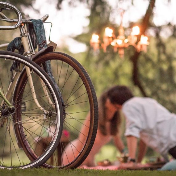 pedida-de-mano Los Martínez Banco de bicis alquiler de bicicletas wedding planner
